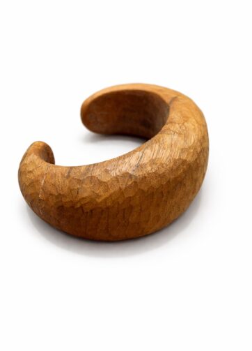 Brazalete Escultórico de Madera de Teca