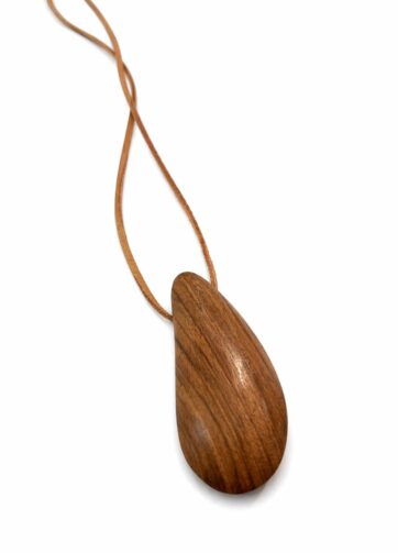 Colgante en madera de nogal